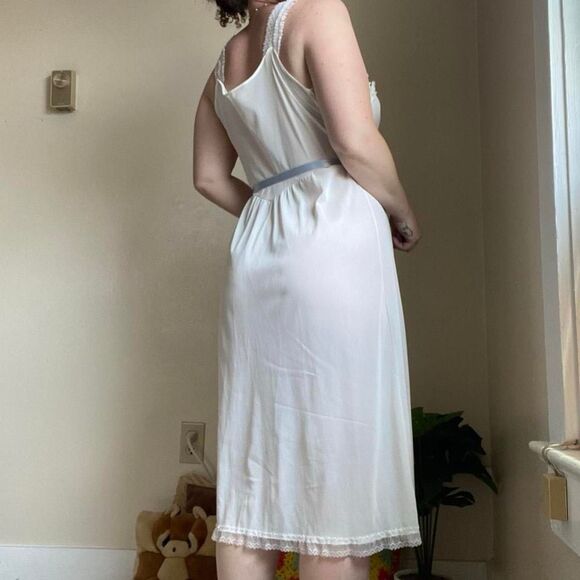 Vintage white slip w/ribbons & lace - Picture 7 of 7
